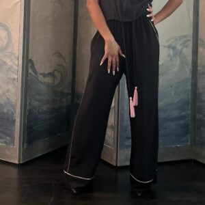 Pantaloni larghi di satin nero con profili rosa, Linea "Ryu"